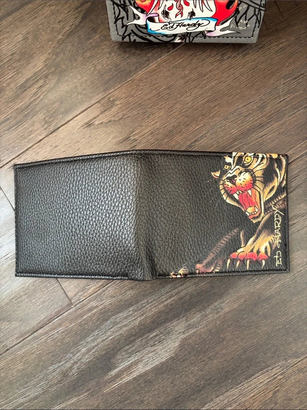 Ed Hardy Tiger Bifokd 4 card slot,bill slot,ID window painted logo,gift box